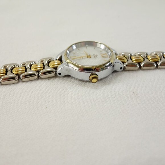 Classic Timex Indiglo Women's Two Tone Bracelet Quartz Watch New Battery - Picture 6 of 10